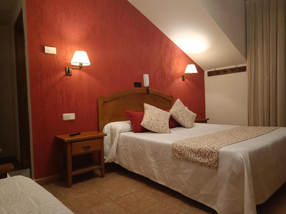 Hostal Decerca Prádena מראה חיצוני תמונה